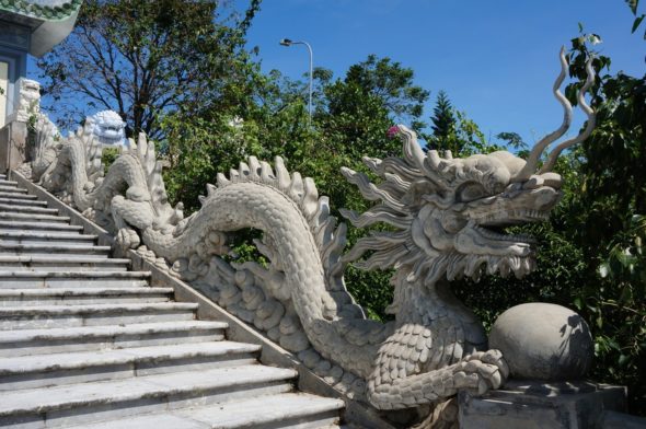 Statue de dragon bordant l'escalier