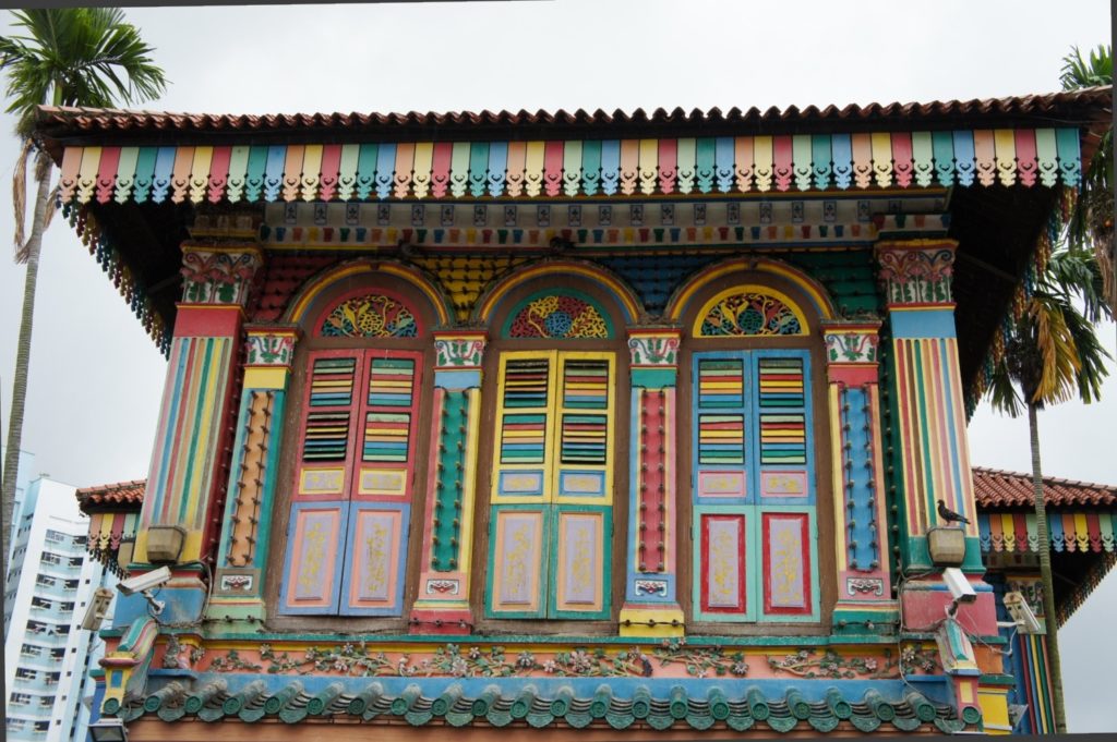 Fenêtres bariolées dans le Little India de Singapour