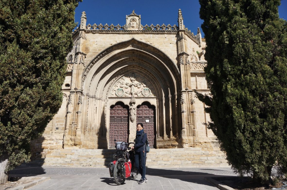 Thanh et son vélo devant l'Iglesia de San Pablo à Ubeda