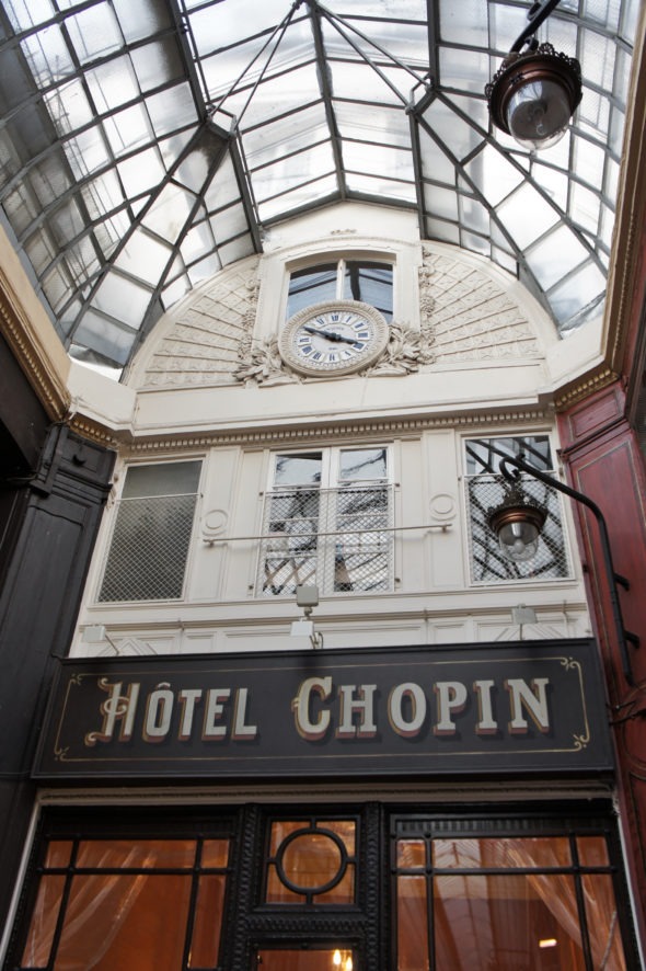 Grande horloge dorée sous la verrière hotel Chopin