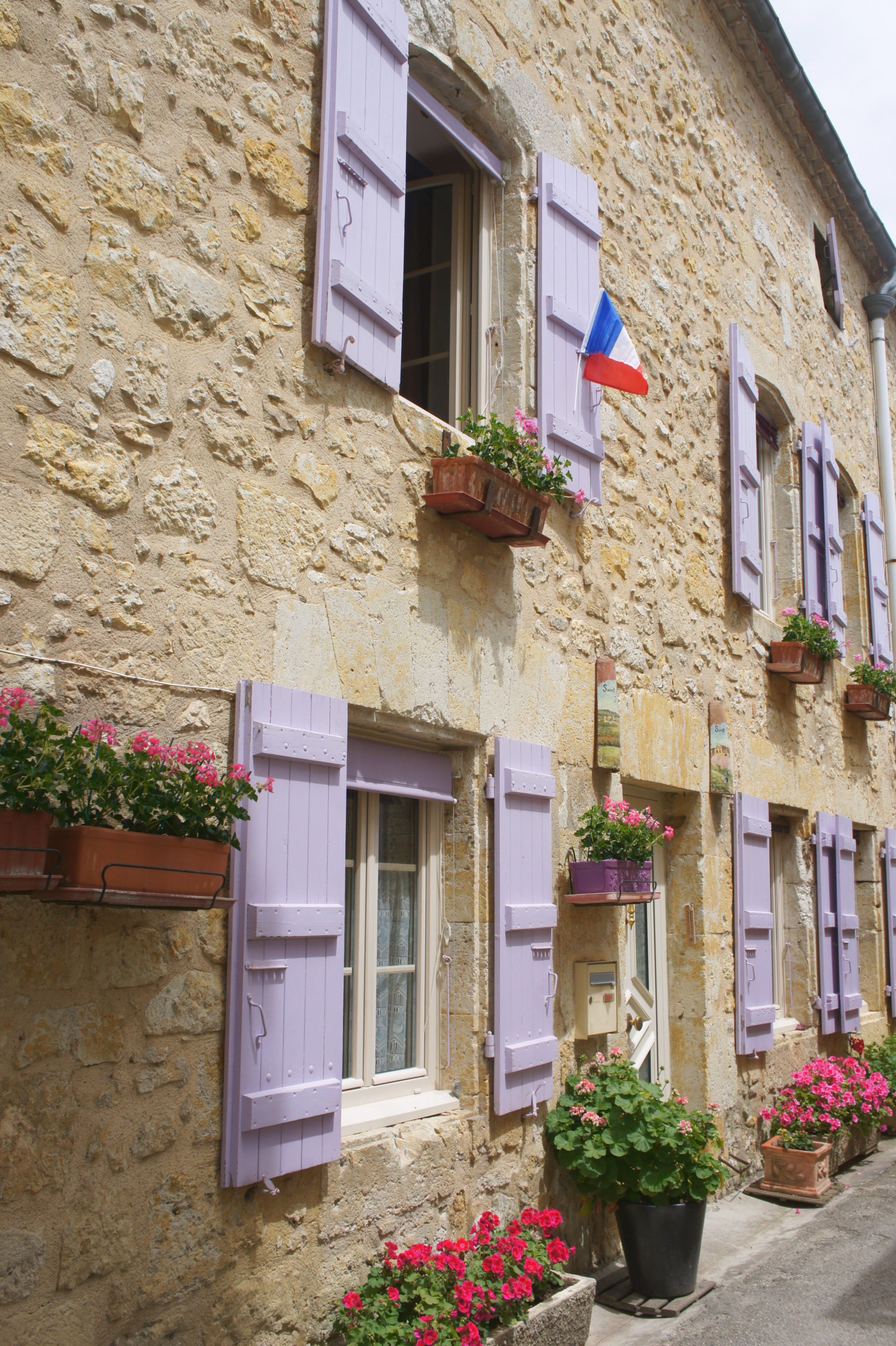 Maison de pierre aux volets violets à Saint-Orens-Pouy-Petit